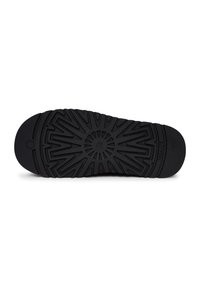 Talpa de pantof din cauciuc negru cu un model texturat; prezintă designuri circulare și unghiulare pentru aderență; marcată cu "TROIALTE."