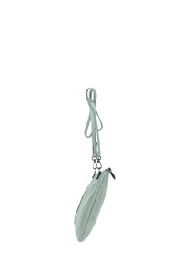 Bolso de cuero verde claro con una textura suave, forma delgada y correa desmontable. Presenta un cierre de cremallera y acentos metálicos.