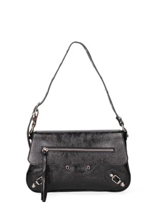 Zwarte lederen schoudertas met ritsvak aan de voorkant, zilverkleurige beslagstukken en verstelbare riem.