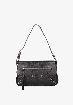 Borsa a tracolla in pelle nera con tasca frontale con cerniera, finiture argentate e tracolla regolabile.