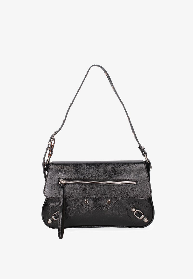 Sac à bandoulière en cuir noir avec poche avant à fermeture éclair, ferrures argentées et sangle ajustable.