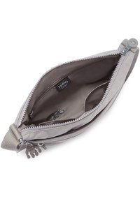 Pochette grigia in tessuto con chiusura a zip, dotata di una fodera interna liscia, un vano principale e un accento testurizzato sulla zip.
