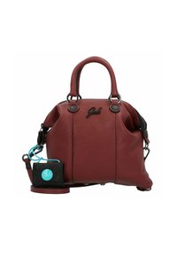 Sac à main en cuir texturé rouge avec double anses, fermeture éclair et bandoulière amovible. Présente une étiquette noire avec un accent logo turquoise.