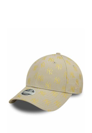 Casquette de baseball kaki avec des motifs de logo jaunes, visière incurvée et œillets ventilés, avec une étiquette de taille en tissu sur le côté.