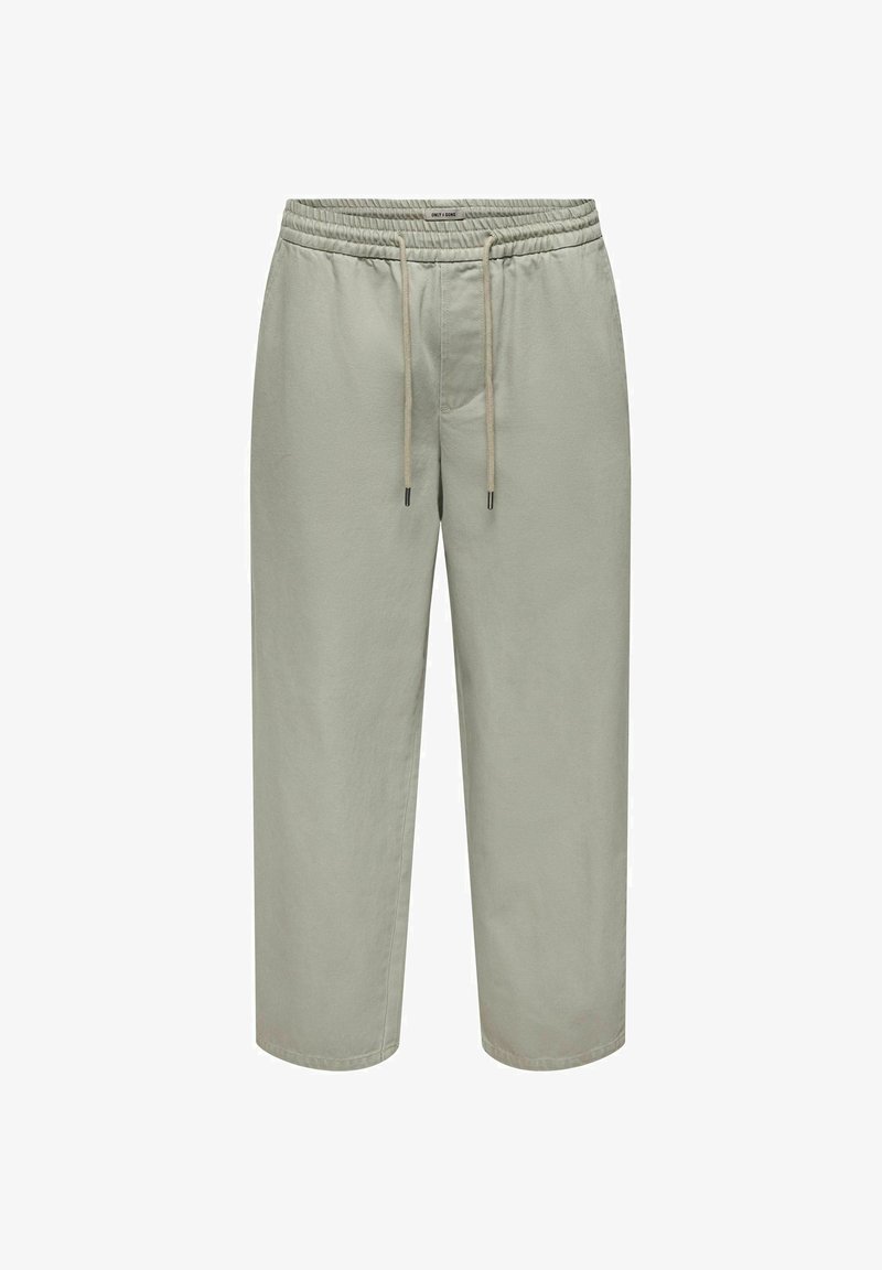 Pantalon large gris clair avec taille élastique et cordon beige, détail de couture à l'avant et longueur raccourcie.