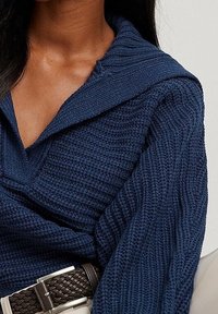 NA-KD Sweter