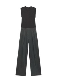 Haut sans manches noir associé à un pantalon palazzo à rayures grises, avec des plis et une taille cintrée. Tissu texturé sur l'ensemble.