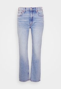 Světle modré džíny z denimu s mírně rozšířenými nohavicemi, designem se pěti kapsami, tradičním prošíváním a kovovým zapínáním na knoflík v pase.