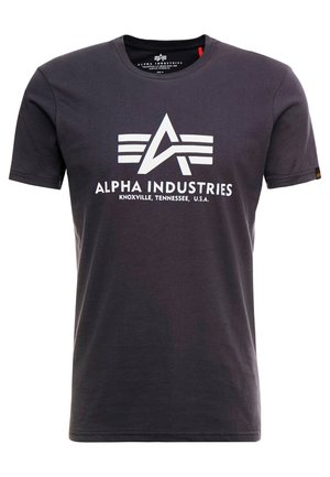 Schwarzes Baumwoll-T-Shirt mit einem weißen Grafiklogo, das ein stilisiertes "A" und Streifen zeigt, Rundhals, kurze Ärmel und ein kleines rotes Etikett an der Seite.