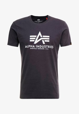 Schwarzes Baumwoll-T-Shirt mit einem weißen Grafiklogo, das ein stilisiertes "A" und Streifen zeigt, Rundhals, kurze Ärmel und ein kleines rotes Etikett an der Seite.