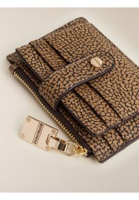 Portafoglio marrone con texture, chiusura a scatto dorata e zip con incisione "Borbonese" su uno sfondo chiaro.