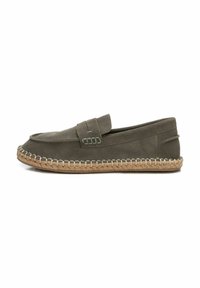 Zapato slip-on de ante color caqui con suela de yute cosida, que presenta una banda texturizada en la parte delantera y sutiles acentos verdes.