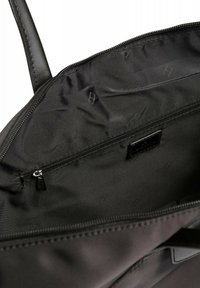 Zwarte tote bag met een ritsvak, heeft een gladde buitenkant en een gestreepte voering. Inclusief een leren label. Compact en functioneel ontwerp.