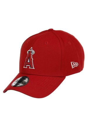 Gorra de béisbol roja hecha de tela; presenta un logo bordado en relieve en blanco y azul. Se pueden ver el visor curvado y las ojales de ventilación.