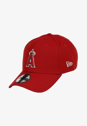 Gorra de béisbol roja hecha de tela; presenta un logo bordado en relieve en blanco y azul. Se pueden ver el visor curvado y las ojales de ventilación.