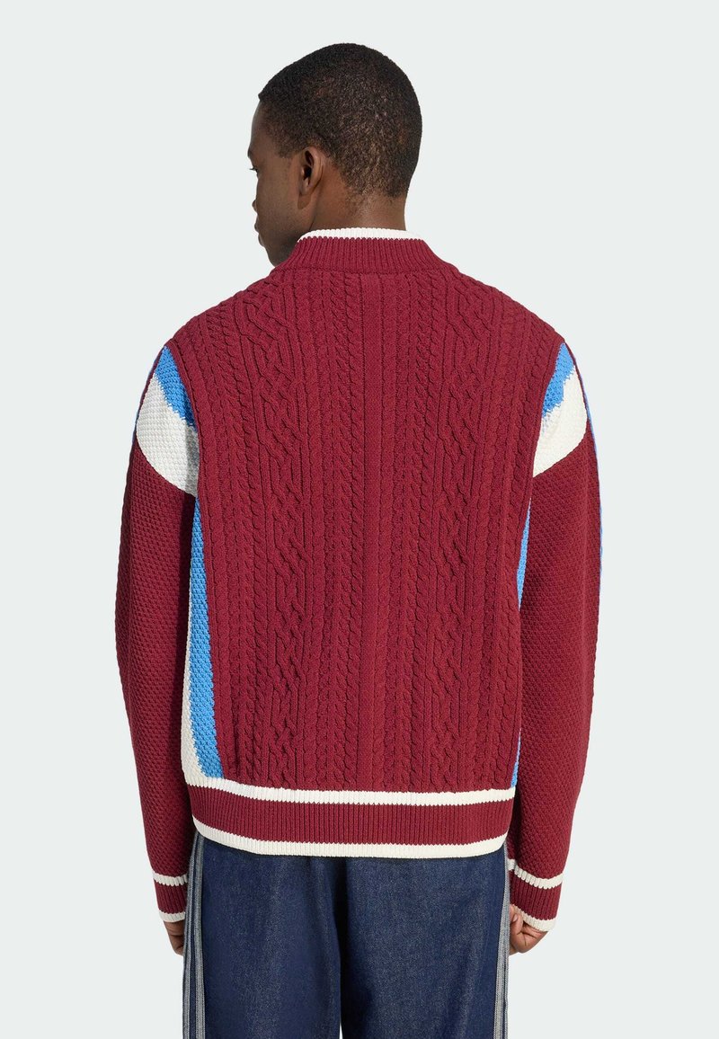 Gebreid sweater in bordeaux met kabelpatroon. Kenmerkt blauwe en witte accenten op de mouwen en een wit gestreepte zoom. Textuurstof.