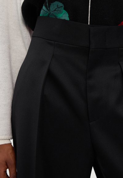 Pantaloni neri su misura con una texture liscia, caratterizzati da pieghe frontali, vita piatta e un design slim fit.
