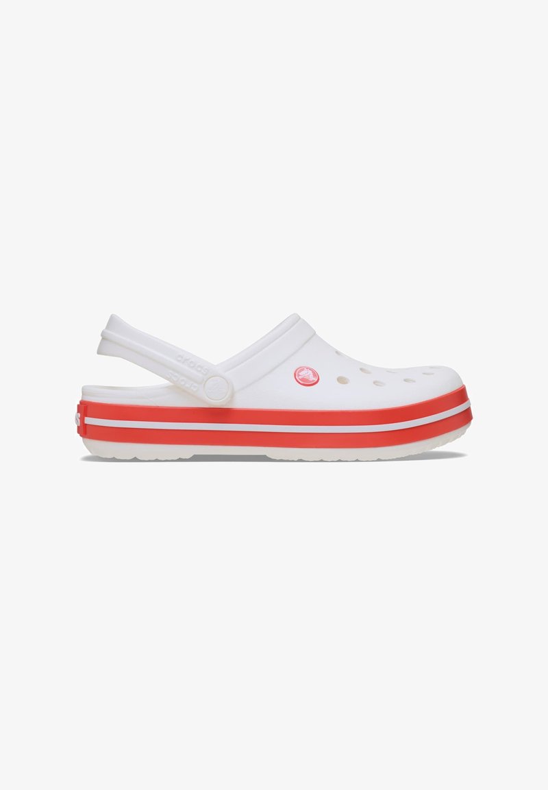 Sabot Crocs blanc et rouge avec trous de ventilation et bride arrière ajustable, vu de côté sur un fond blanc.