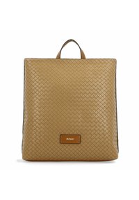 Beige gewobener Leder-Rucksack mit rechteckiger Form, einem oberen Griff und einem Lederlogo-Patch am Boden. Glatte Textur und subtile Akzente.