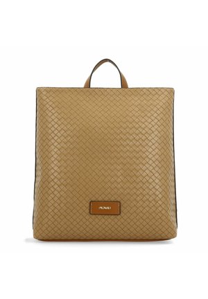 Sac à dos en cuir tissé beige de forme rectangulaire, avec une poignée supérieure et un patch en cuir au bas. Texture lisse et accents subtils.