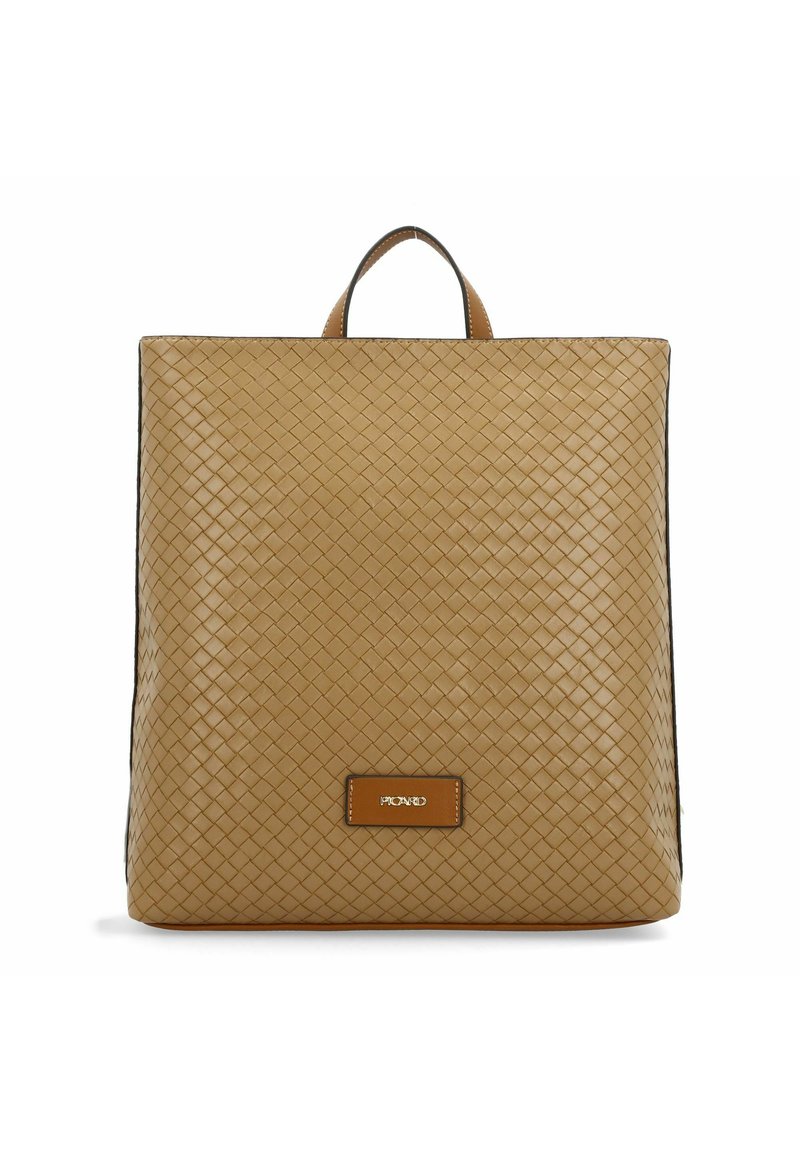 Beige gewobener Leder-Rucksack mit rechteckiger Form, einem oberen Griff und einem Lederlogo-Patch am Boden. Glatte Textur und subtile Akzente.