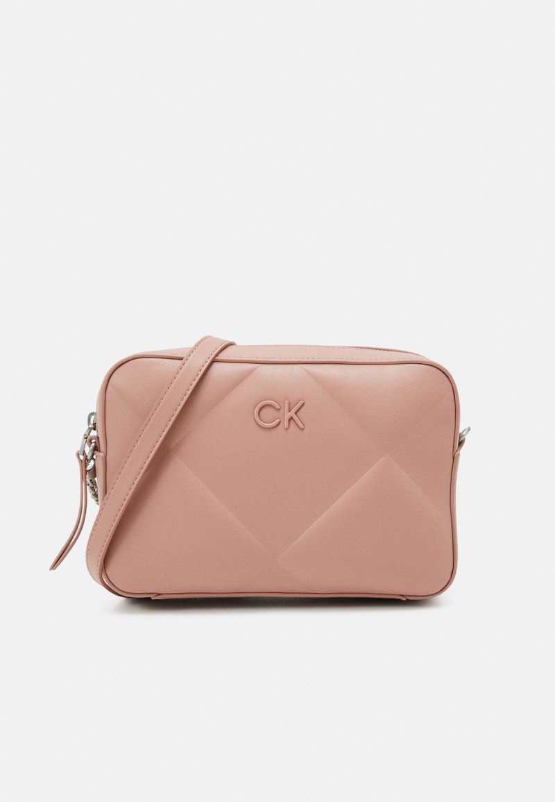 Borsa crossbody trapuntata rosa con forma rettangolare, caratterizzata da un logo impresso in modo sottile e una tracolla in tonalità argentata. Materiale sintetico liscio.