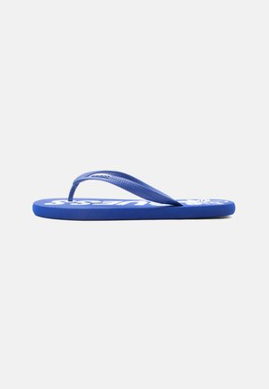 Blauer Flip-Flop-Sandale mit texturierten Riemen und weißem Druckdesign auf der Fußsohle, seitlich auf einfarbigem Hintergrund gezeigt.