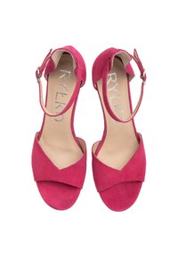 Fuksjowe zamszowe sandały na kostkę z odkrytymi palcami, z krzyżującym się przodem i metalową klamrą na pasku.