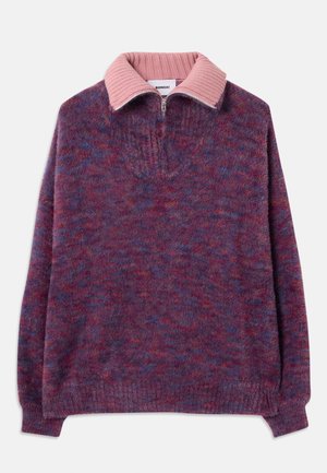 Pullover sweater i en tekstureret blanding af lilla og pink nuancer. Har en ribbet pink krave, halvlynlås foran og lange ærmer.