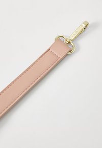 Ροζ δερμάτινος ιμάντας με λεία υφή, που διαθέτει χρυσό μεταλλικό κλιπ και δαχτυλίδι, ανάγλυφη επωνυμία και ραμμένες λεπτομέρειες κατά μήκος των άκρων.