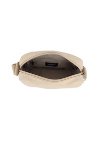 Borsa in pelle beige con texture liscia, chiusura a zip e etichetta interna. Forma ovale compatta con un manico singolo laterale.