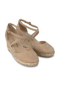 Scarpe con tacco a cuneo in suede beige, con cinturini incrociati, punta chiusa e suola in juta intrecciata, caratterizzate da una texture liscia e un design minimalista.
