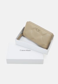 Calvin Klein LOCK QUILT WALLET - Wallet - silver mink