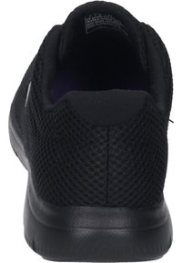 Scarpa da atletica nera con tomaia in mesh texturizzato, colletto imbottito e suola in gomma flessibile, caratterizzata da un design senza cuciture e accenti minimi.