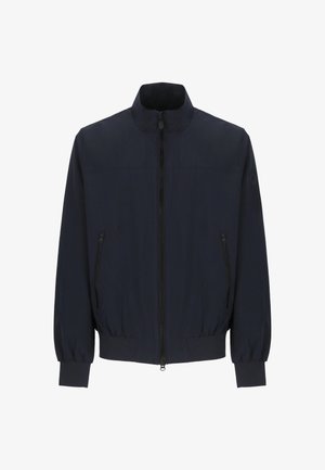 Chaqueta bomber azul marino, tejido ligero, cierre de cremallera, bolsillos laterales, puños y dobladillo acanalados, textura suave, diseño minimalista.