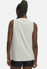 Mouwloos lichtgrijs tanktop gemaakt van katoen, met een relaxte pasvorm en een ronde zoom, zichtbaar stiksels en een klein logo op de achterkant.