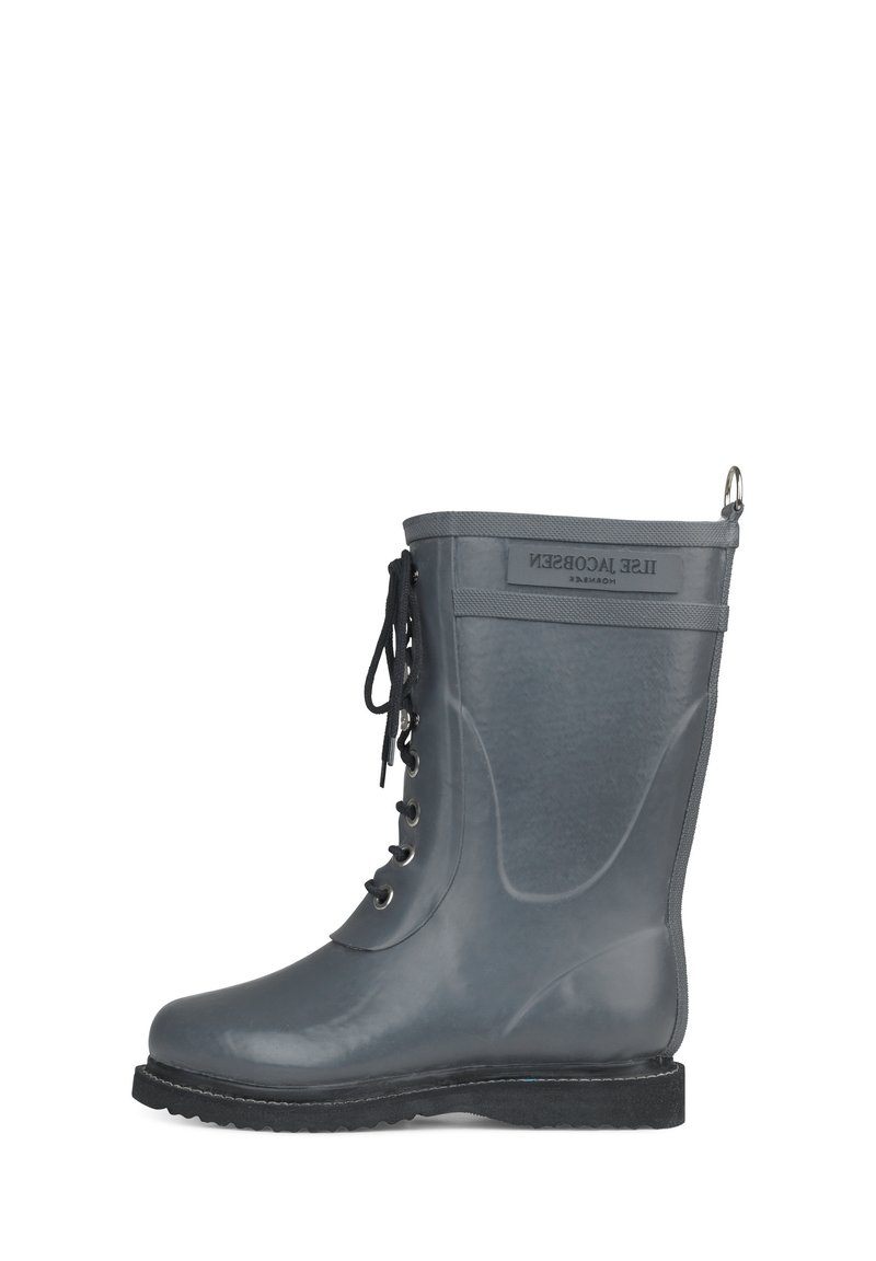 Botte de pluie en caoutchouc grise avec une surface texturée, des lacets à l'avant et une languette à l'arrière. Dispose d'une semelle noire robuste avec une bonne adhérence.