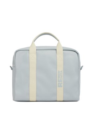 Borsa rettangolare grigio chiaro con spallacci verticali color crema e manico superiore, con testo sottile lungo una delle spalline su sfondo bianco.
