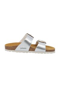 Sandali in slide metallici argentati con due fibbie regolabili, soletta in sughero, suola texturizzata di colore chiaro e logo sul lato.