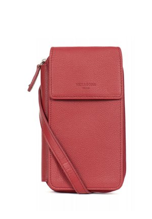 Rood leren schoudertas met een textuur oppervlak, klep sluiting en merkdetails, voorzien van een lange, verstelbare strap voor comfortabel dragen.