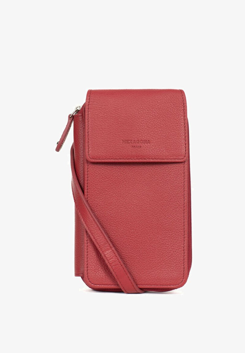 Sac bandoulière en cuir rouge avec une surface texturée, fermeture à rabat et détail de marque, doté d'une longue bandoulière réglable pour un port pratique.