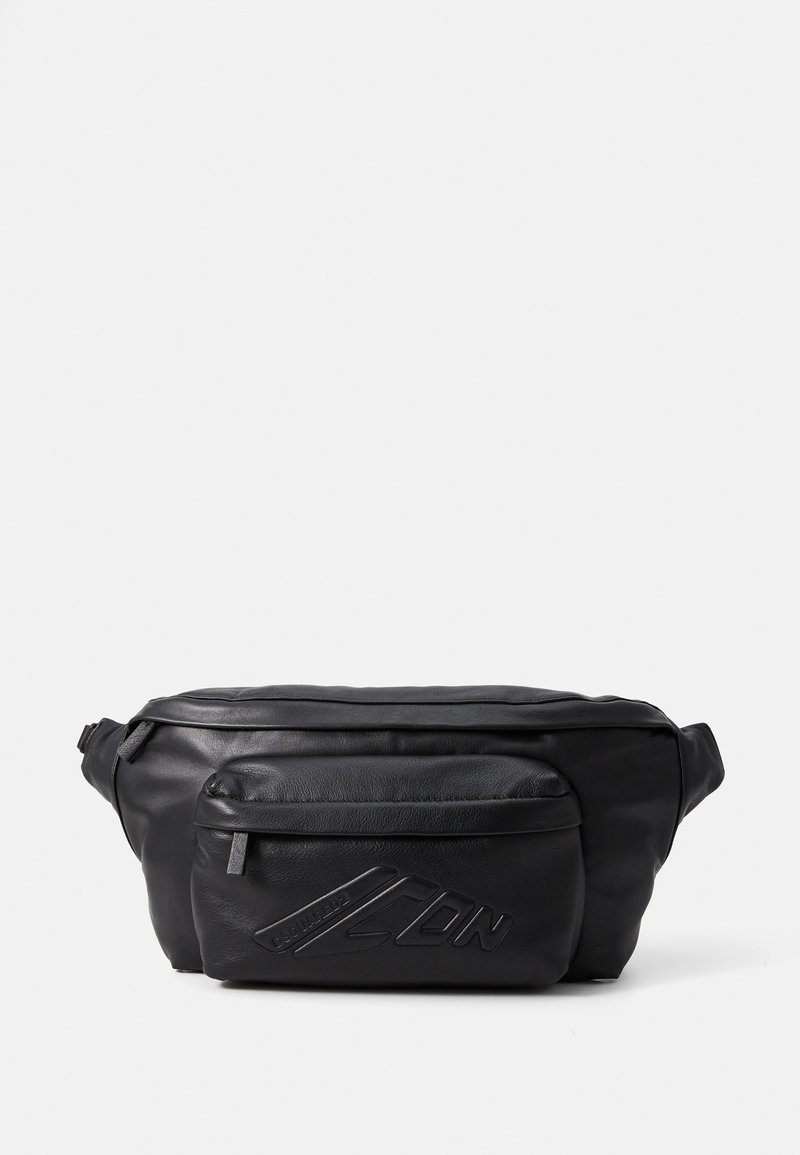 Borsa a cintura in pelle nera con texture liscia, dotata di una tasca frontale con zip e dettaglio logo impresso. Forma compatta e arrotondata, con tracolla regolabile.