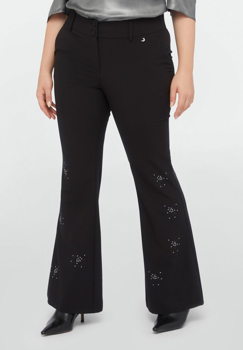 Pantalons noirs évasés avec des accents en strass sur le bas des jambes, confectionnés dans un tissu lisse. Présente une taille haute avec une fermeture à deux boutons.
