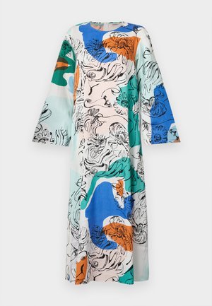 Lang, løstsittende kjole med blå, grønn, oransje og svart blomstermotiv på lys bakgrunn; har rund halslinning og vide ermer.