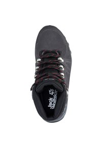 Schwarze Wildleder-Wanderschuhe mit roten Akzenten, ausgestattet mit Metallösen und gemusterten Schnürsenkeln. Strukturierte Innensohle mit Logo auf der Innensohle.