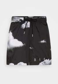 Shorts de bain noirs avec un motif de nuages en gris et blanc, dotés d'une taille élastique, d'un cordon de serrage, et de "AIR" imprimé en blanc en bas.