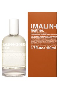 Klarer Glasparfümflakon mit einem weißen Deckel, der einen lederduftenden Duft enthält. Begleitet von einer orangefarbenen Box mit weißem Text.