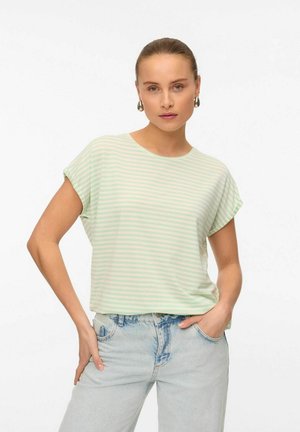 Lys grønstribet t-shirt med korte ærmer, lavet af blødt stof. Sammen med højhalsede lyseblå denim jeans.