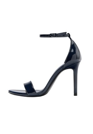 Schwarze Stiletto-Sandale aus Lackleder mit Knöchelriemen und Schnalle, offen an den Zehen und hohem, schlankem Absatz.