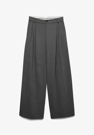 Pilkos plataus kirpimo kelnės iš tekstūruotos medžiagos, su sagų užsegimu, priekyje esančiomis klostėmis ir aukštu liemeniu.